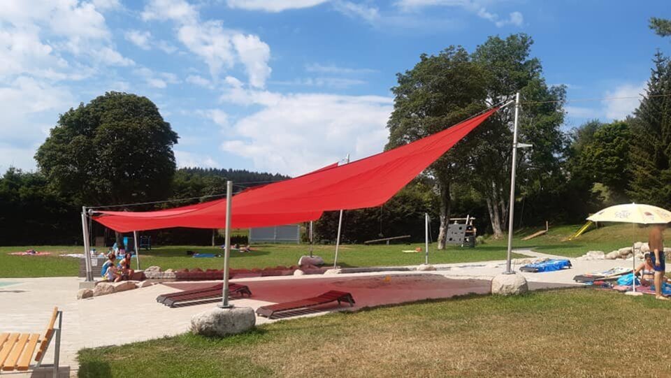 Sonnensegel im Naturfreibad in Schönwald (Foto: Gemeinde Schönwald)